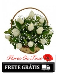 F01- Cesta de 13 rosas brancas